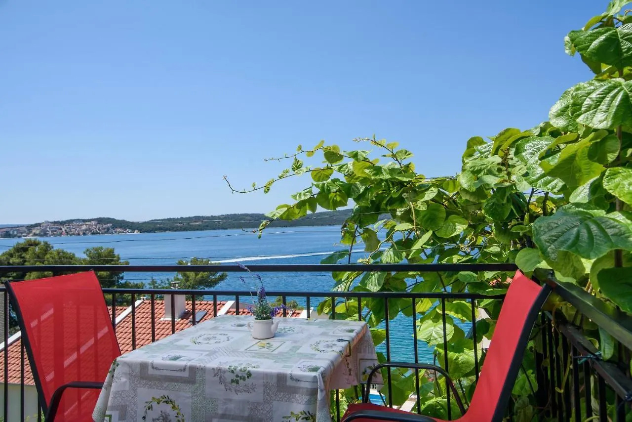 A1-Apt W Shared Pool & Balcony Next To The Beach Trogir Apartment