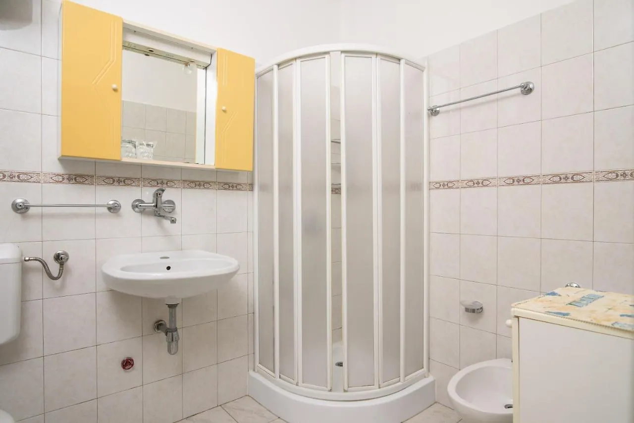 A1-Apt W Shared Pool & Balcony Next To The Beach Trogir