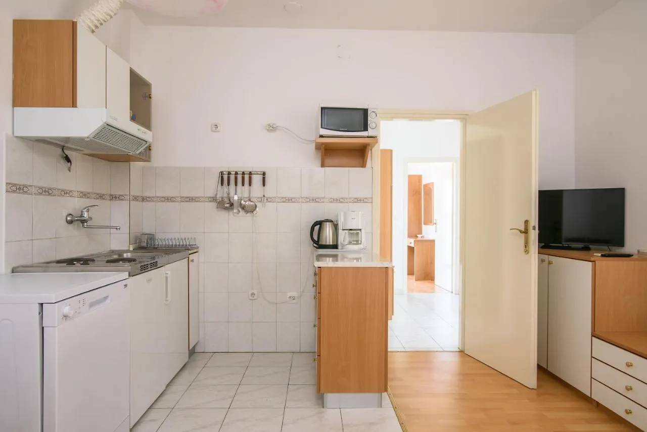 A1-Apt W Shared Pool & Balcony Next To The Beach Trogir 0*,