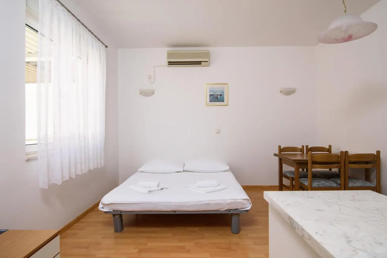 A1-Apt W Shared Pool & Balcony Next To The Beach Trogir Croatia