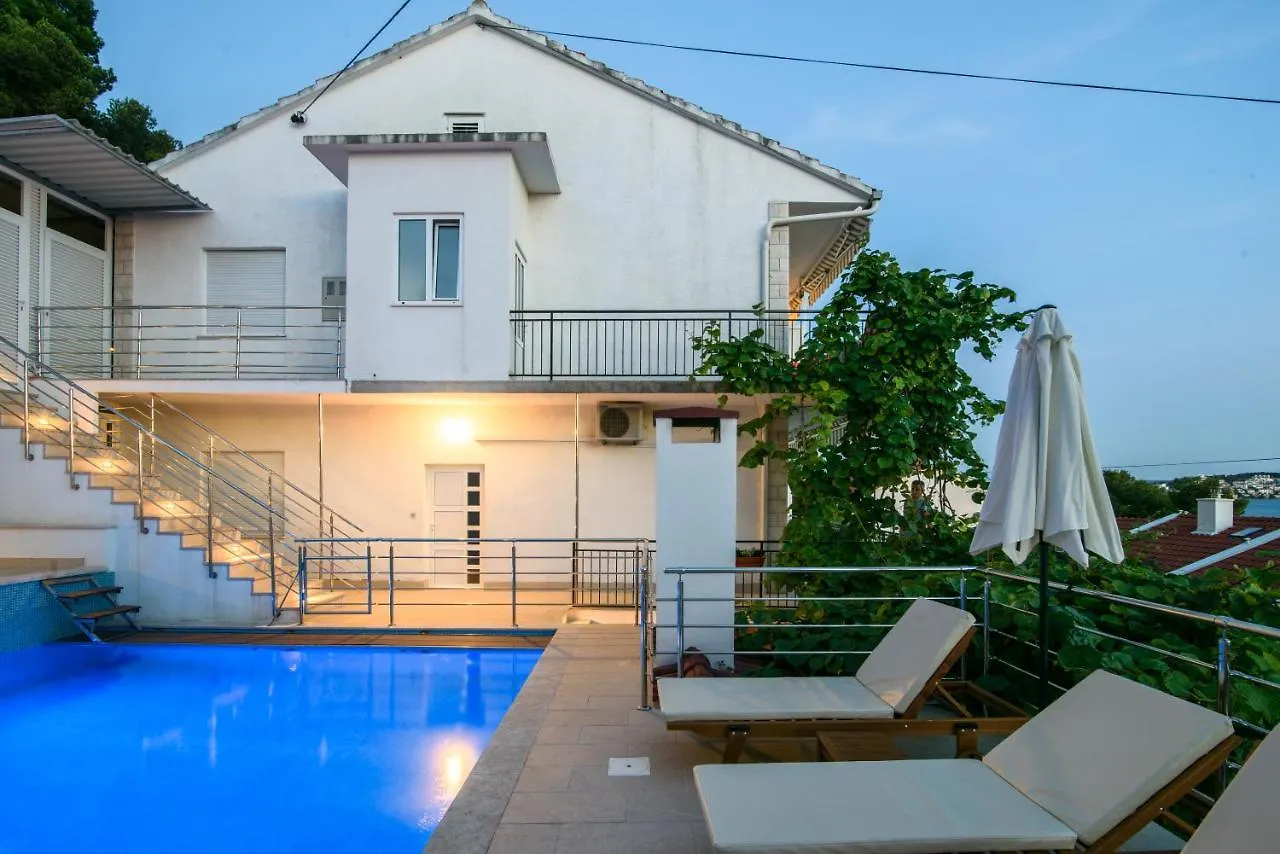A1-Apt W Shared Pool & Balcony Next To The Beach Trogir