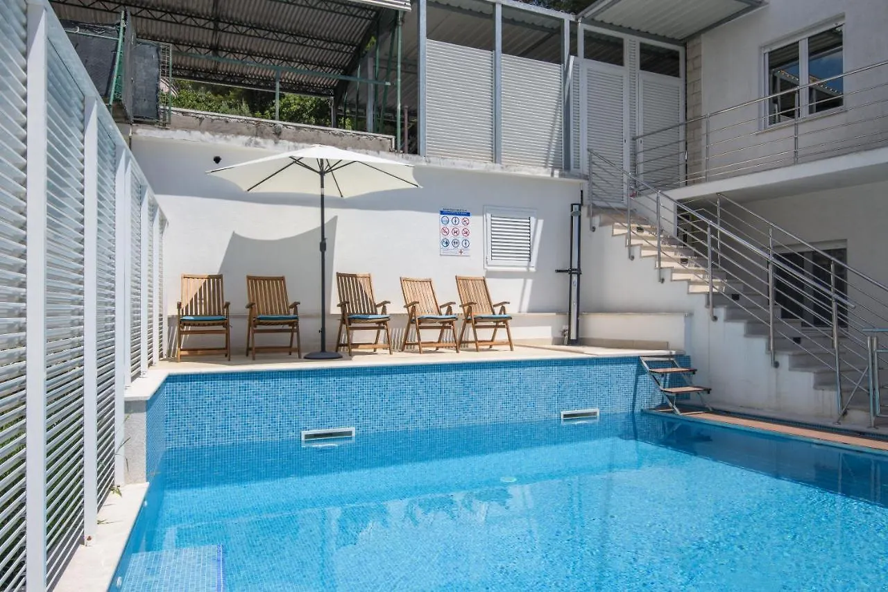 A1-Apt W Shared Pool & Balcony Next To The Beach Trogir Apartment