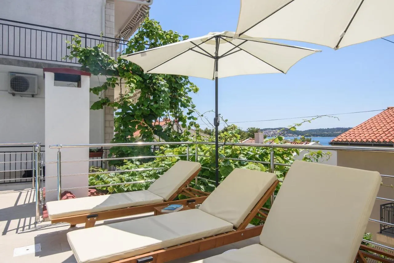 A1-Apt W Shared Pool & Balcony Next To The Beach Trogir Apartment