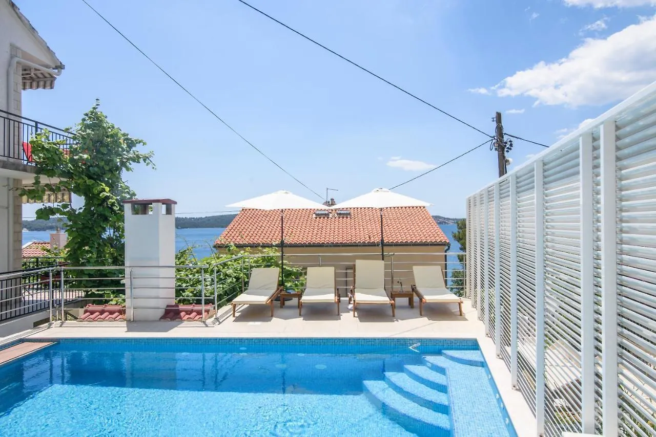 A1-Apt W Shared Pool & Balcony Next To The Beach Trogir Apartment