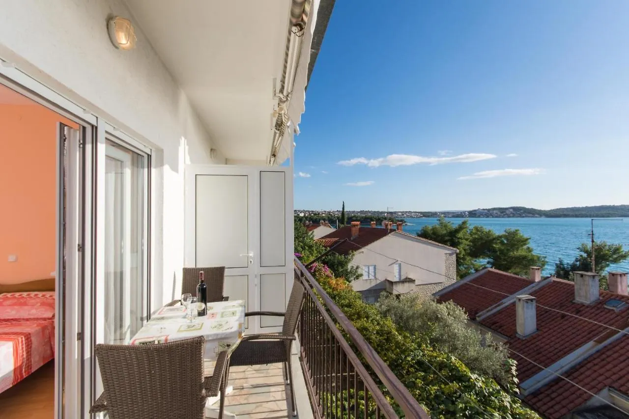 A1-Apt W Shared Pool & Balcony Next To The Beach Trogir 0*,