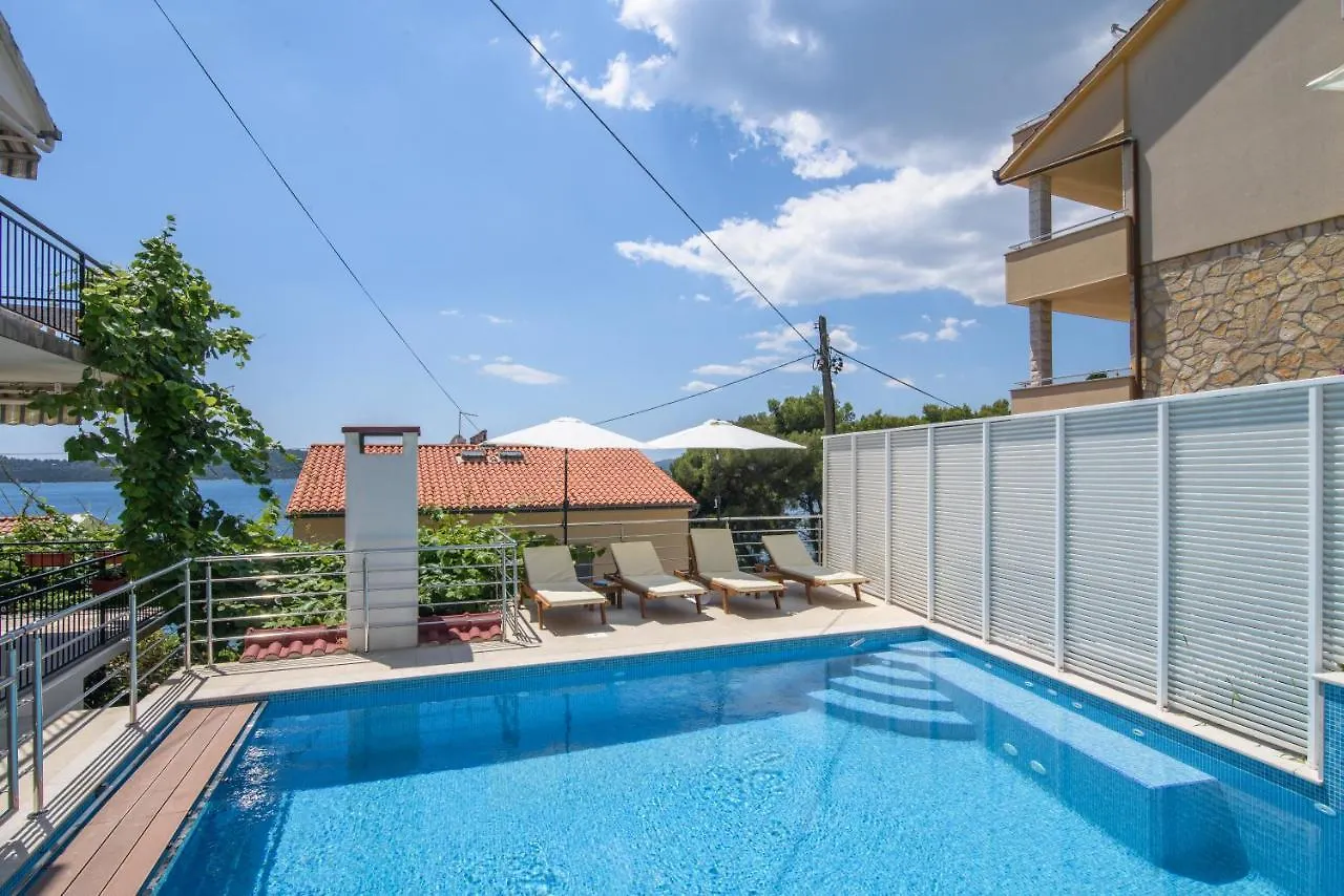 A1-Apt W Shared Pool & Balcony Next To The Beach Trogir Apartment