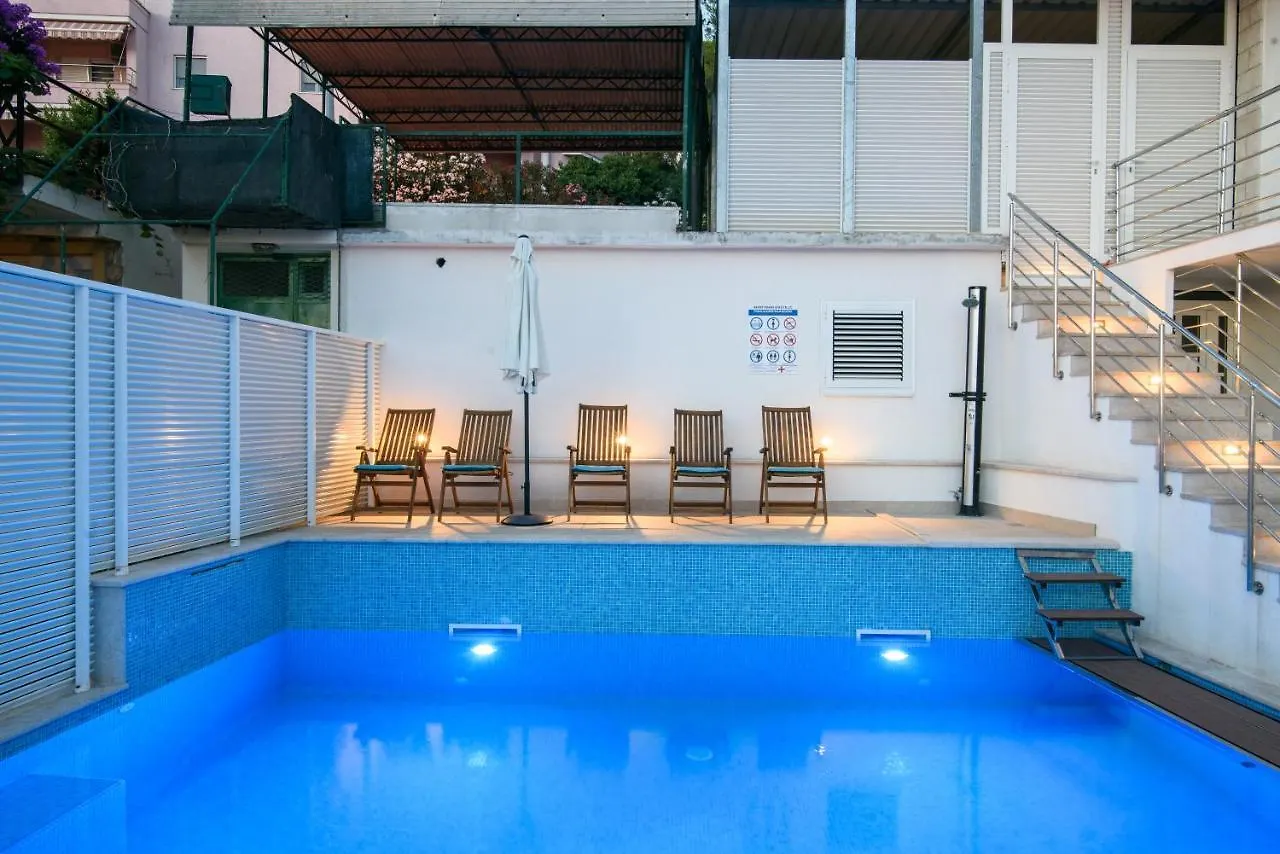 A1-Apt W Shared Pool & Balcony Next To The Beach Trogir Apartment